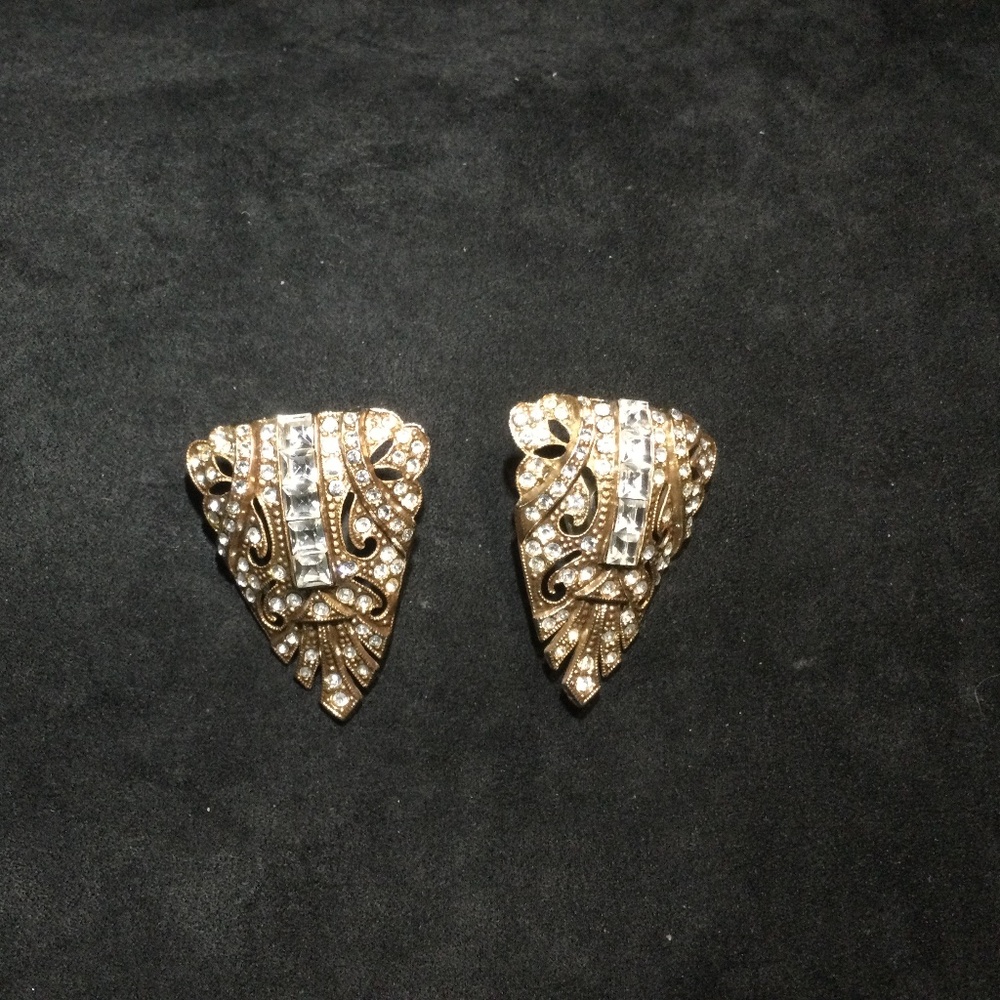 Woman’s earrings rhinestone and yellow gold color